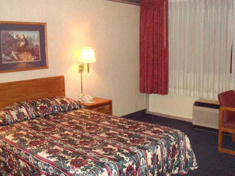 Fairborn Hotel And Inn Room photo